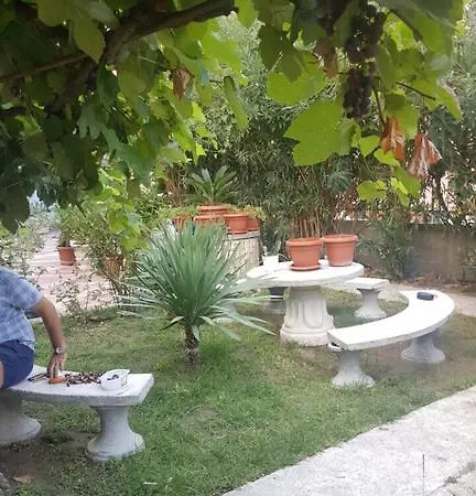 Guest house Garsoniere Me Qera 2*
